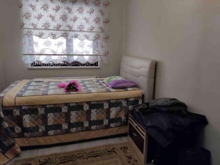 <p>İstanbul’a iş seyahati sırasında akli dengesi yerine olmadığı iddia edilen bir kişinin samuray kılıçlı saldırısına uğrayarak hayatını kaybeden Başak Cengiz'in ailesi, genç kızın odasının kapılarını açtı.</p>
