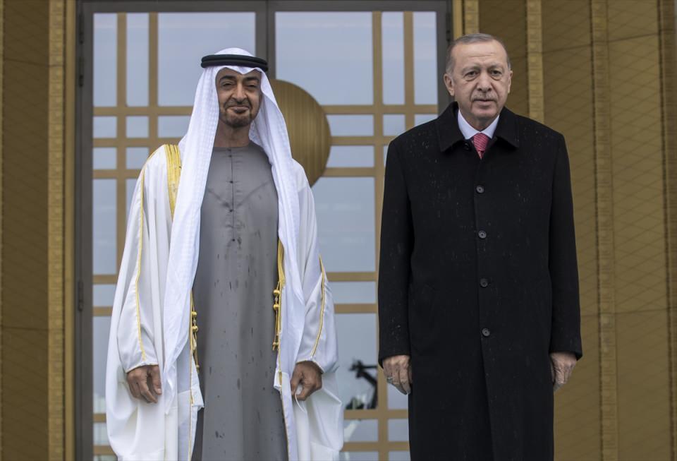 <p>Abu Dabi Veliaht Prensi Şeyh Muhammed bin Zayed Al Nahyan'ın, Başkan Erdoğan'ın davetine icabetle bugün gerçekleştirdiği ziyarette, Türkiye'ye doğrudan yatırımları kapsayan önemli bir dizi anlaşmanın imzalanacağı öğrenildi.</p>

<p> </p>
