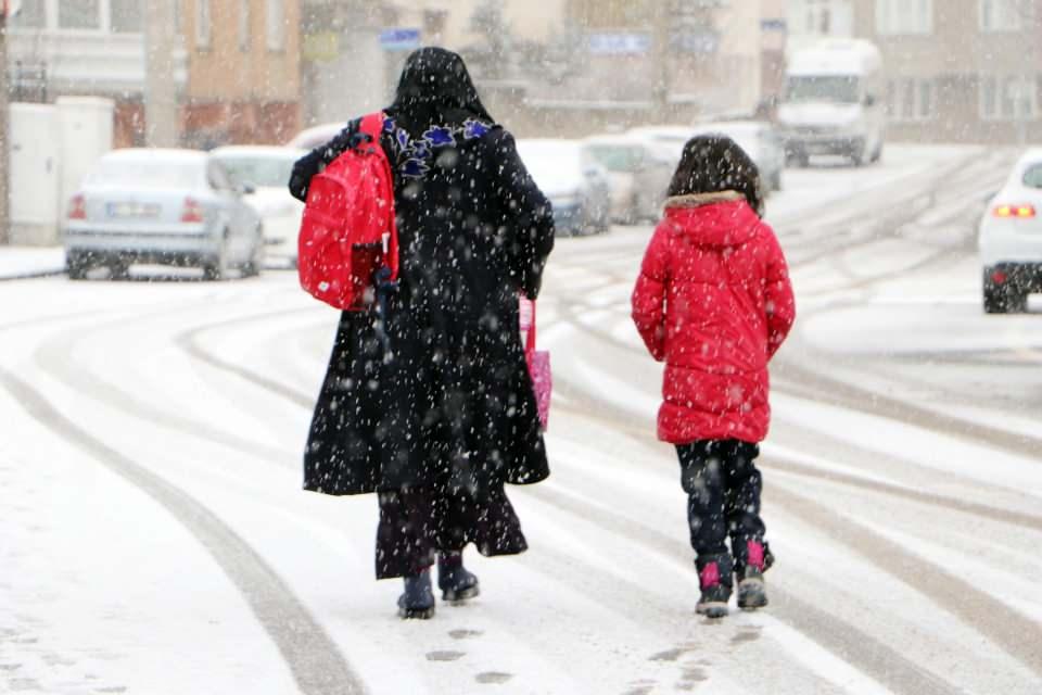 <p>Erzurum'da gece yarısı başlayan kar yağışı, günün ilk ışıklarına kadar sürdü. Kar kalınlığı, şehir merkezinde 5 santimi geçerken, yüksek kesimlerde 10 santime ulaştı. Öğrenciler, sabah okula karla oynayarak gitti.</p>

<p> </p>
