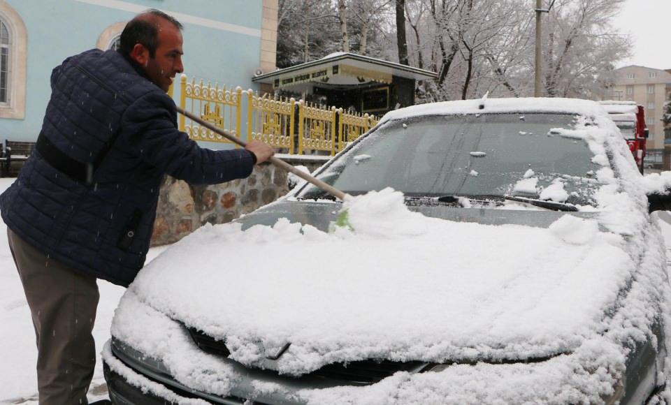 <p>Sevindik çünkü kar Erzurum'a çok yakışıyor. Karın yağması hem temizliktir hem de bereket. Yağanla karla birlikte havalar da ısındı" diye konuştu.</p>

<p> </p>
