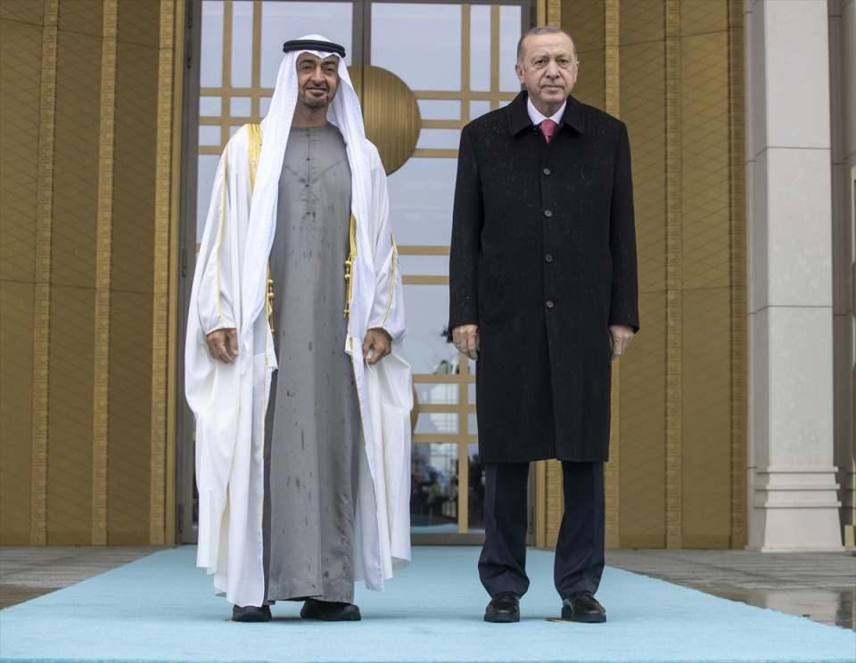 <p>Cumhurbaşkanı Recep Tayyip Erdoğan, Türkiye'ye resmi ziyarette bulunan Abu Dabi Veliaht Prensi Şeyh Muhammed bin Zayid Al Nahyan'ı Cumhurbaşkanlığı Külliyesi’nde resmi törenle karşıladı.</p>

<p> </p>
