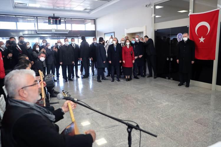 <p>Gaziantep Havalimanı Terminal Binası'nda Esat Kabaklı tarafından verilen mini konseri izleyen Erdoğan, "Bayrak" şarkısını alkışla dinledi. </p>

