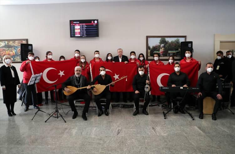 <p>Daha sonra otobüsle şehir merkezine hareket eden Erdoğan, yol üzerinde Büyükşehir Belediyesi Kadın Kooperatifleri Birliği üyeleri tarafından açılan standı ziyaret etti. Erdoğan, ziyarette ürünlere ilişkin bilgi aldı, kadınlarla hatıra fotoğrafı çektirdi.</p>
