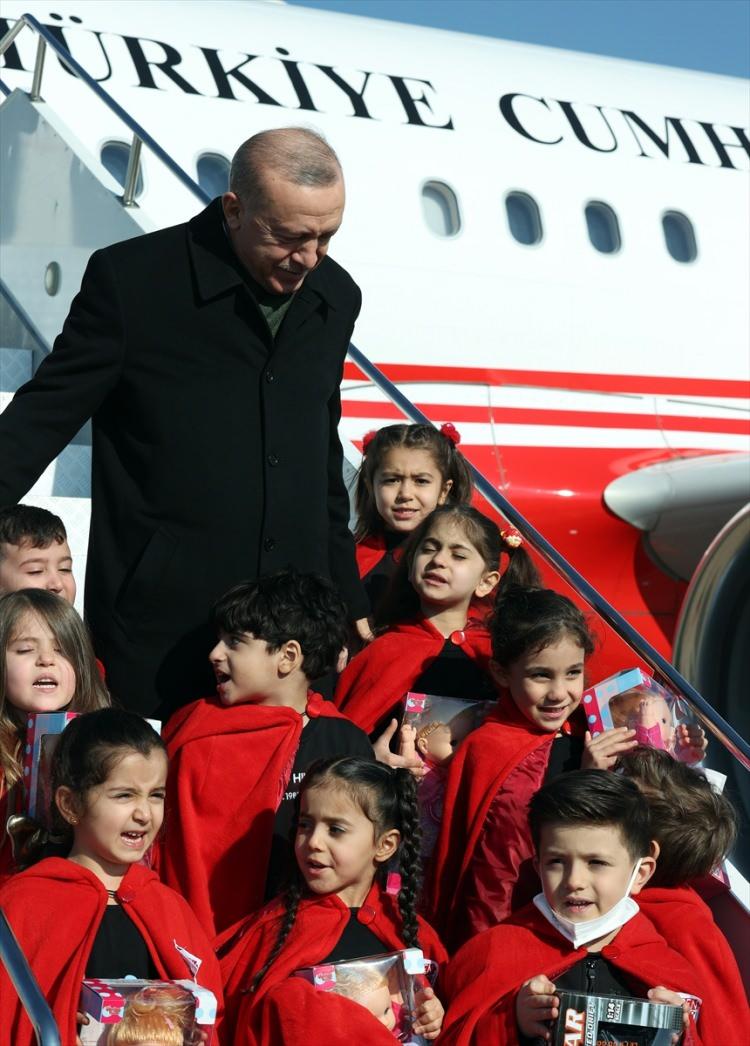 <p>Gaziantep Havalimanında Adalet Bakanı Abdulhamit Gül, Sanayi ve Teknoloji Bakanı Mustafa Varank, Gençlik ve Spor Bakanı Mehmet Kasapoğlu, Gaziantep Valisi Davut Gül, Gaziantep Büyükşehir Belediye Başkanı Fatma Şahin ve diğer ilgililer tarafından karşılanan Cumhurbaşkanı Erdoğan'a uçaktan inişte yöresel kıyafetli çocuklar tarafından çiçek takdim edildi.</p>
