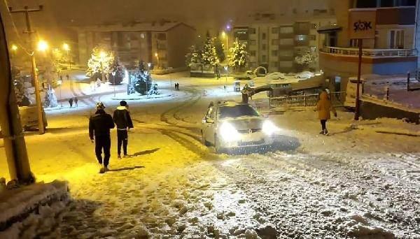 <p>Karabük merkez, Safranbolu, Yenice ve Eflani ilçelerinde kamuda çalışan engelli ve hamile personel yarın idari izinli sayılacak.</p>
