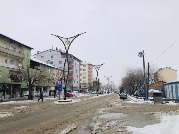 <p>BİTLİS</p>

<p>Bitlis’te etkili olan kar yağışı nedeniyle ilk ve orta dereceli okullarda eğitime yarın ara verildi. Bitlis Valiliği, olumsuz hava koşulları nedeniyle kent merkezi ve bağlı köylerde ilk ve orta dereceli okullarda yarın eğitime ara verildiğini açıkladı. Açıklamada, "İlimizdeki olumsuz hava koşulları nedeniyle merkez ilçemize bağlı resmi ve özel bütün eğitim kurumlarımızda 22.12.2021 Çarşamba günü eğitim ve öğretime ara verilmiştir. Ayrıca kamu kurum ve kuruluşlarında çalışan hamile ve engelli personelin 22.12.2021 Çarşamba günü idari izinli sayılmalarına karar verilmiştir” denildi.</p>
