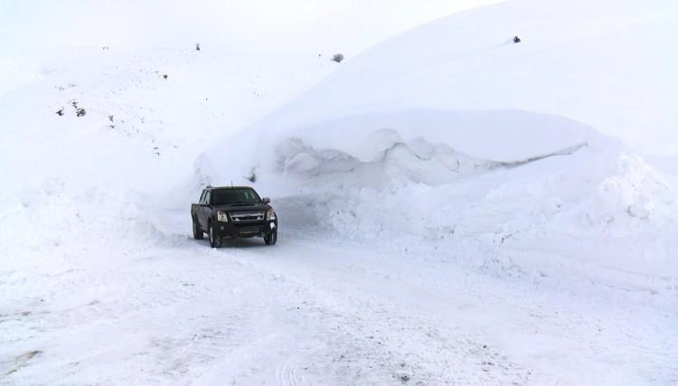 <p>Burada yaklaşık 5-6 metre kar kalınlığı olan yerlerimiz var. Çığ tehlikesinden dolayı yolları güçlükle açabiliyoruz" dedi</p>
