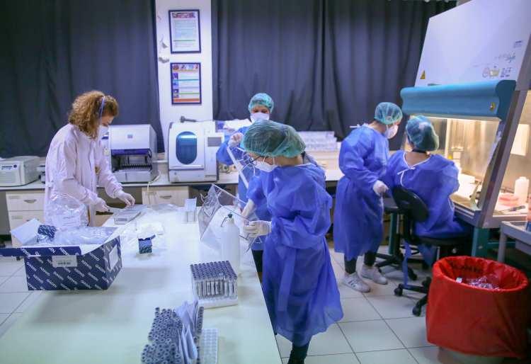 <p>Son dönemde Kovid-19 vakalarının yükseldiği İzmir'de PCR laboratuvarlarında sağlık çalışanlarının mesaisi de arttı.</p>
