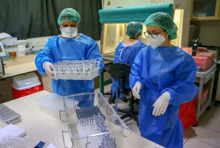 <p>Dokuz Eylül Üniversitesi (DEÜ) Araştırma Uygulama Hastanesi bünyesinde kurulan Kovid-19 PCR Laboratuvarı, Türkiye'de ilk Kovid-19 vakasının belirlendiği 11 Mart 2020 tarihinin ardından Sağlık Bakanlığı tarafından akredite edildi.</p>
