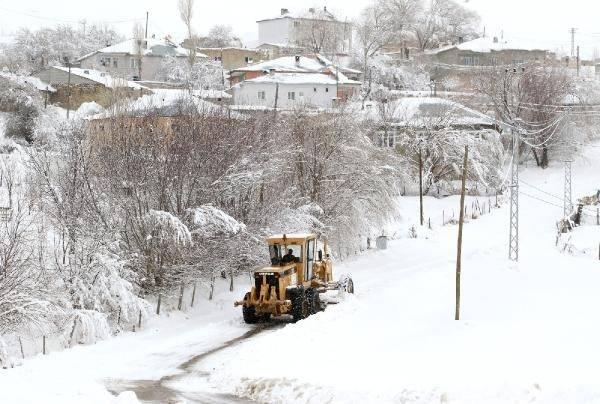 <p>Kar nedeniyle kent genelinde 930 mahalle ve mezra yolu ulaşıma kapandı. Yağışın etkisini yitirmesiyle birlikte il genelinde 250 iş makinesi ve 650 personelle kapanan yolların açılması için çalışma başlatıldı. </p>
