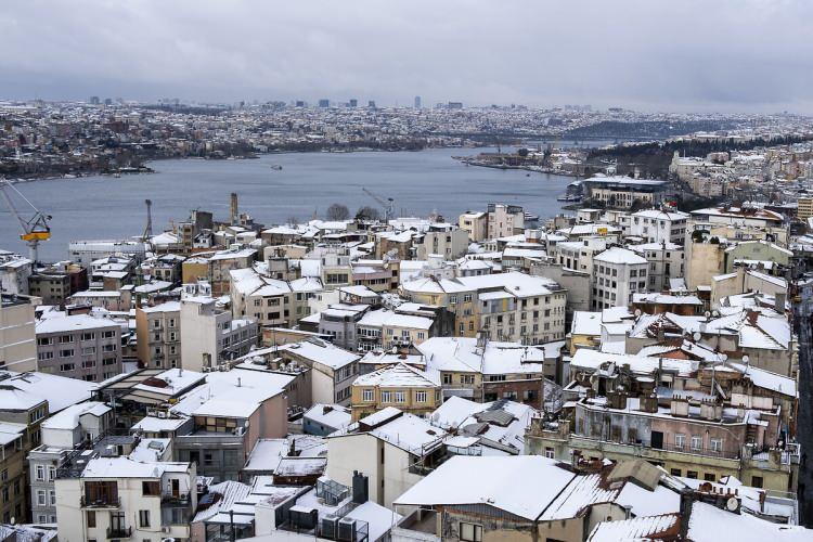 <p>İstanbul’da nüfusun büyük bölümünün yaşadığı E-5’in altında kalan ilçelerden yüzeyi örtecek şekilde; Boğaz çevresi TEM otoyolu arasında kalan kesimler ile TEM’in kuzeyinde ve yüksek noktalarda yer yer diz seviyesinde bir kar birikmesi yaşanabileceği belirtiliyor.</p>
