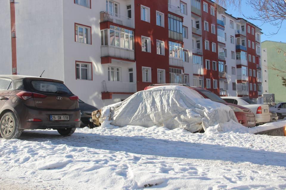 <p>Sabah araçlarını çalıştıramayan vatandaşlar uzun uğraşlar verirken, araç camları, şadırvanlar ve kapı kilitleri buzla kaplandı. Çatılarda ise dev buz sarkıtları oluştu.<br />
 </p>
