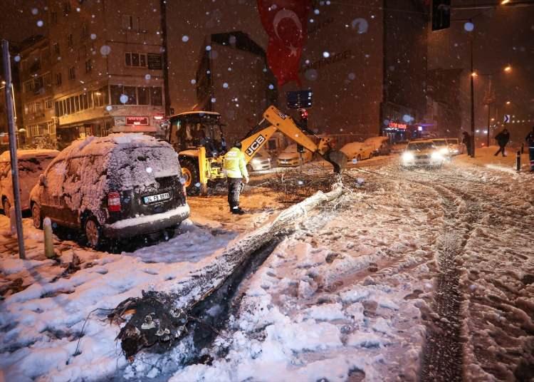 <p><strong>SİNOP </strong></p>

<p>Sinop'ta kar yağışı ve buzlanma nedeniyle il genelindeki tüm okullarda yarın eğitime ara verildi.</p>

<p>Valilikten yapılan açıklamada, kent genelinde kar yağışının aralıklarla devam ettiği aktarıldı.</p>

<p>Meteorolojik verilere göre bölgede olumsuz hava koşullarının sürdüğü vurgulanan açıklamada, yapılan değerlendirmelerin ardından il genelindeki okullarda 20 Ocak Perşembe günü eğitime bir gün ara verilmesinin kararlaştırıldığı kaydedildi.</p>

<p> </p>
