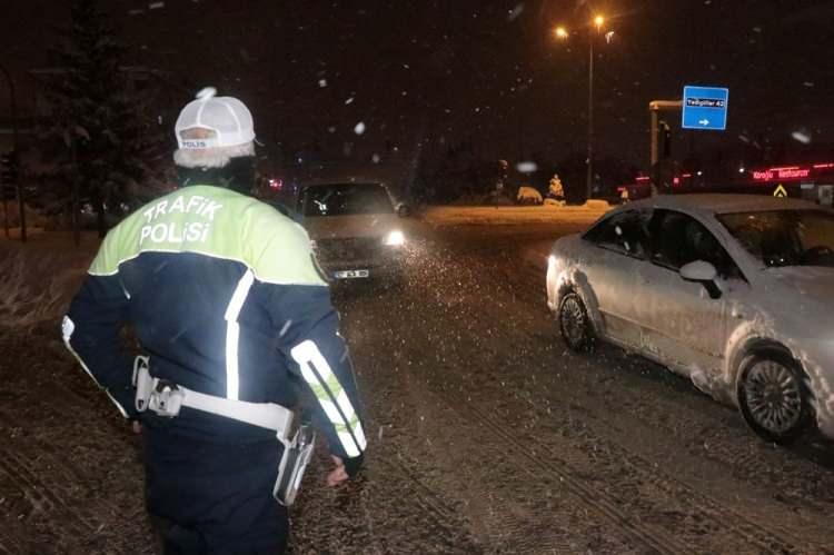 <p><strong>TAG OTOYOLU NURDAĞI KESİMİNDE ULAŞIM TEKRAR DURDU</strong></p>

<p>Tarsus-Adana-Gaziantep (TAG) Otoyolu'nun kapanan Nurdağı-Osmaniye yönü kısmen trafiğe açılırken, bölgede meydana gelen bir kaza sonucu yol tekrar ulaşıma kapandı.</p>
