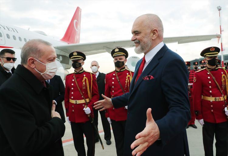 <p>Cumhurbaşkanı Recep Tayyip Erdoğan, Arnavutluk Başbakanı Edi Rama'nın davetlisi olarak resmi temaslarda bulunmak üzere özel uçak TC-ANK ile TSİ 12.40'da Arnavutluk'un başkenti Tiran'a geldi.</p>

<p> </p>
