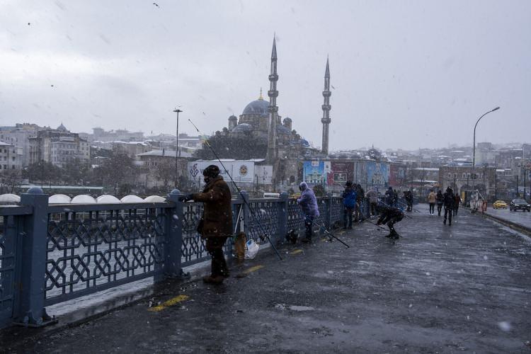 <p>İstanbul’un büyük bölümünde buzlanma ve don olayları yaşanabileceği değerlendirilirken, bu kar yağışının geçtiğimiz haftalarda yaşanan hafif kar yağışlarının aksine, hayatı olumsuz etkileme ihtimali bulunuyor.</p>
