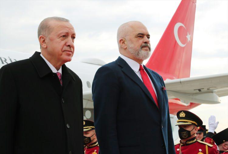 <p>İki ülke milli marşlarının çalınmasının ardından tören kıtasını selamlayan Erdoğan ve Rama birbirlerine heyetlerini takdim etti.</p>

<p> </p>

