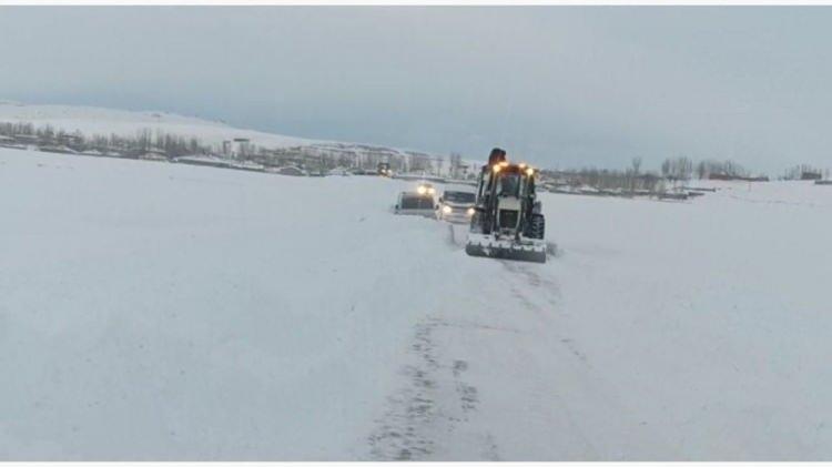 <p><strong>ERGANİ'DE 30 KİŞİ MAHSUR KALDI</strong></p>

<p> </p>

<p>Diyarbakır'da etkili olan kar yağışı nedeniyle 689 köy yolu ulaşıma kapalı bulunurken, il genelinde 186 hasarlı trafik kazası yaşandı.</p>

<p> </p>

<p>Ergani ilçesi Kortaş köyü mevkisinde bir minibüsün yan yatması sonucu 30 kişi mahsur kaldı. Bölgeye arama kurtarma aracı, 8x8 amfibik araç ve ekipler yönlendirilirken, kurtarma çalışmalarının devam ettiği bildirildi.</p>
