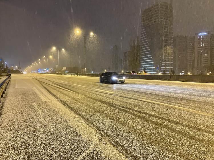 <p>İstanbul'un iki yakasındaki bazı ilçelerde kar yağışı, gece saatlerinde etkisini artırdı.</p>
