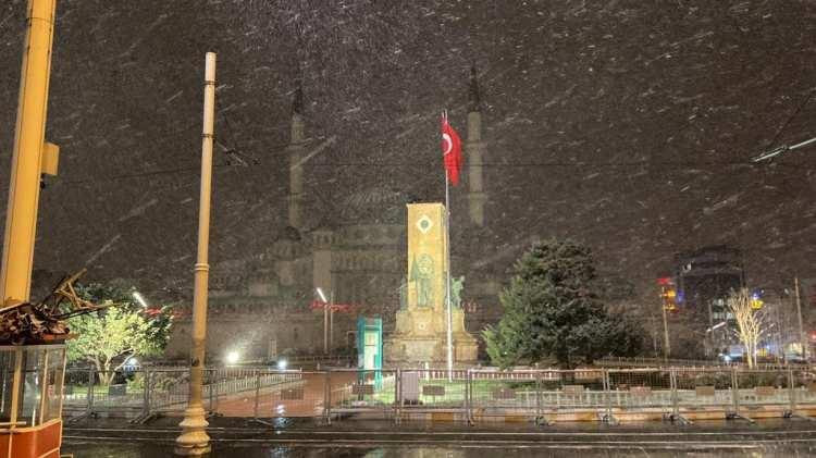 <p>Gece saatlerinde şiddetini artıran kar yağışı ile birlikte Taksim Meydanı ve İstiklal Caddesi’nde kartpostallık görüntüler ortaya çıktı.</p>

