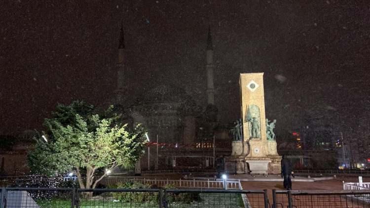 <p>Meteoroloji Genel Müdürlüğü’nün yaptığı açıklamaya göre, kar yağışının gece saatlerinde etkili olması bekleniyordu. İstanbul’un birçok ilçesine gece saatlerinden itibaren aralıklarla kar yağışı etkisini göstermeye başladı. Taksim Meydanı ve İstiklal Caddesi’nde de etkisini arttıran kar, kartpostallık görüntüler oluşturdu.</p>
