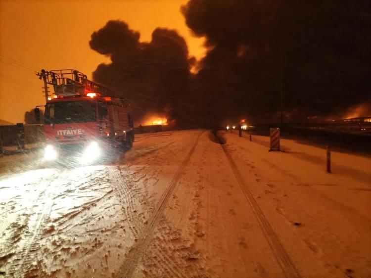 <p> Patlamanın ardından çıkan yangının <strong>Kahramanmaraş</strong>-Gaziantep kara yoluna sıçraması sebebiyle arter çift yönlü olarak ulaşıma kapatıldı.</p>
