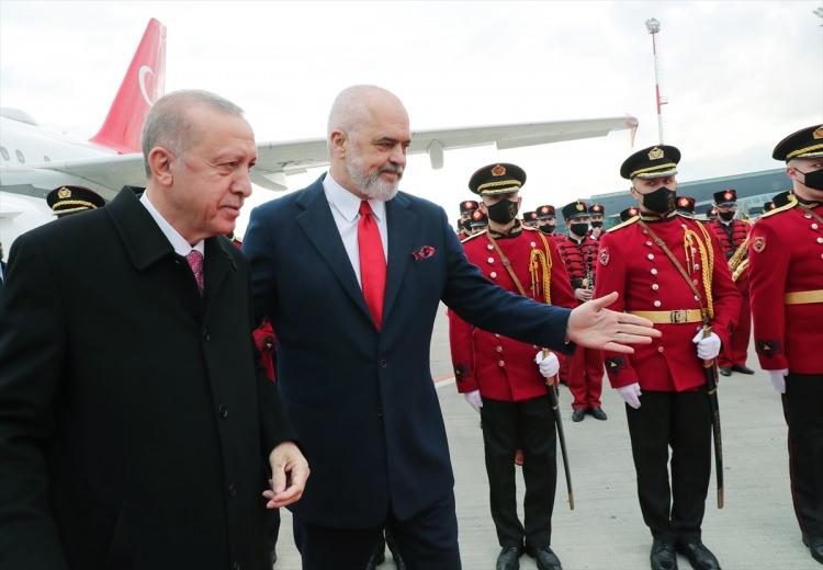 <p>Cumhurbaşkanı Erdoğan, Rahibe Teresa Uluslararası Havalimanı'nda Arnavutluk Başkanı Rama tarafından törenle karşılandı.</p>

<p> </p>
