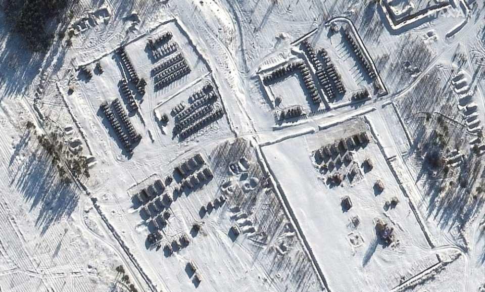 <p>19 Ocak tarihli uydu görüntüleri, Rusya'nın Belarus sınırından 125 km uzaktaki Yelnya'da toplanmış tank topçuları ve destek teçhizatı ile Ukrayna sınırından yaklaşık 330 km uzaklıkta Voronezh üssünde konuşlandırılmış bir savaş grubunu gösteriyor.</p>

<p>Diğer fotoğraflarda, Belarus sınırından sadece 30 km ve Rusya'nın Ukrayna sınırından en fazla 50 km uzaklıkta bulunan Klintsky ve Klimovo adlı iki üste toplanmış askeri teçhizatı görülüyor.</p>

<p>Sınır bölgesi,  Rusya'nın 100 bin askerin yanı sıra tankları ve füzeleri sınır yakınlarına taşıdığı geçen yılın sonundan bu yana bıçak sırtında bulunuyor.</p>
