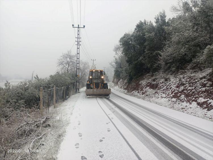 <p><span style="color:#A52A2A"><strong>KARABÜK</strong></span><br />
<br />
Karabük kent merkezi ve ilçelerinde etkili olan kar yağışı, ulaşımda aksamalara neden oluyor. Sabah saatlerinde başlayan ve aralıklarla devam eden kar yağışı nedeniyle kent merkezinde sürücüler yolda güçlükle ilerledi. Karadeniz'i İstanbul'a bağlayan D-100 kara yolu Kemikli rampaları ve Karabük-Bartın kara yolunun Beştepeler mevkiisi ile 1030 rakımlı Ahmetusta Geçidi'nde zaman zaman ulaşımda aksama yaşanıyor.</p>
