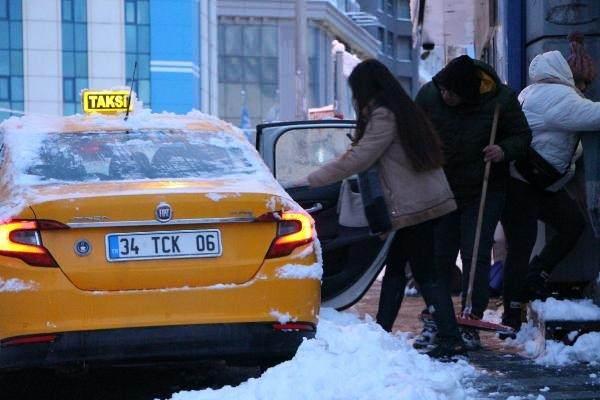 <p>İstanbul'da etkili olan kar yağışı nedeniyle İstanbul Valiliği tarafından saat 13.00'a kadar özel araçların trafiğe çıkması yasaklandı. İşe gitmek zorunda olan vatandaşlar ise yürümeyi tercih etti. Ara sokaklardan çıkanlar, toplu taşıma ve taksiye yöneldi.</p>
