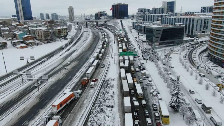 <p>İstanbul'da etkili olan yoğun kar yağışı nedeniyle onlarca araç yollarda mahsur kaldı. TEM İSTOÇ mevkiinde mahsur kalan yüzlerce araç havadan fotoğraflandı.</p>
