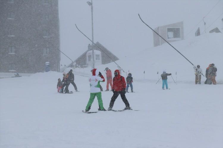<p>TÜRKİYE'DE KAR KALINLIKLARI</p>

<p>Türkiye'nin neredeyse yüzde 90'ına ulaşam kar yağışıyla birlikte kar kalınlıkları da Meteoroloji Genel Müdürlüğü tarafından paylaşıldı.</p>
