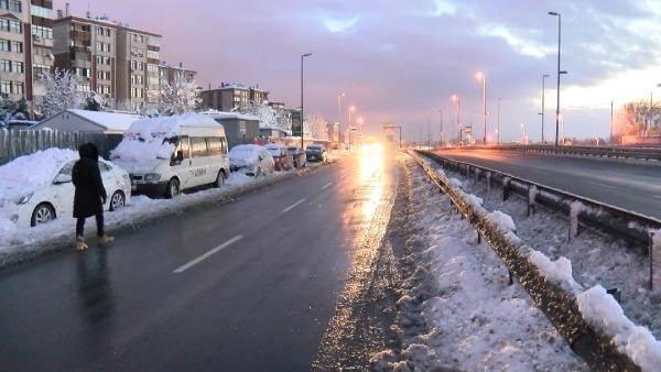 <p>İstanbul'da dün etkili olan kar yağışının ardından D-100 Karayolu'nda trafik uzun süre durdu. Sürücüler, araçlarını yol kenarlarına bırakıp gitti. </p>
