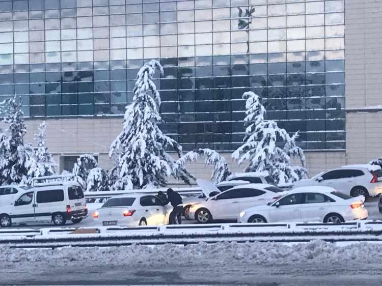 <p>İstanbul'u esir alan kar ulaşımı olumsuz etkilemeye devam ediyor. TEM otoyolu Mahmutbey gişelerde araç trafiği kontrollü olarak sağlanıyor. Vali Yerlikaya'dan sürücüler için kritik çağrı geldi.</p>

