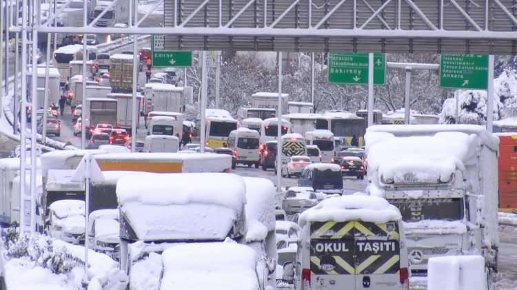 <p>İstanbul Valiliği kar nedeniyle otoyol ve D-100'de park edilen araçların kaldırılması için sürücülere çağrıda bulundu.</p>
