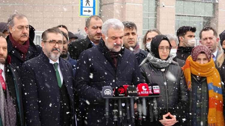<p>AK Parti İstanbul il teşkilatı üyeleri, bir televizyon programında kullandığı sözler nedeniyle "Cumhurbaşkanına hakaret" suçundan tutuklanan Sedef Kabaş ile programdaki diğer konuklar CHP Grup Başkanvekili Engin Özkoç ve CHP Milletvekili Aykut Erdoğdu hakkında suç duyurusunda bulundu.</p>
