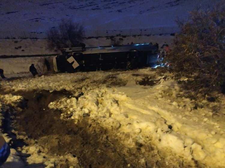 <p>"28 vatandaşımızın tamamı çıkarıldı, hastanelere sevk edildi. Şu an itibariyle ölüm yok. Belediye başkanımız, kaymakamımız, bütün görevli arkadaşlarımız burada, canla başla kurtarma çalışmalarında gayret gösteriyor. Yaralılara acil şifalar diliyoruz, firma sahiplerine ve yetkililere de geçmiş olsun diyoruz. Savcılık ve kolluk kuvvetleri boyutuyla kazanın oluş şekli takip ediliyor. Şu an bir tırla otobüsün karıştığı ama ayrıntısını bilmiyoruz."</p>

<p> </p>
