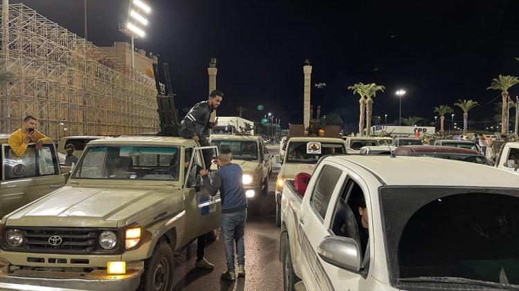 <p>Misrata’dan 21 tugay dün gece (Fethi Başağa'yı başbakan olarak seçen) “Libya Temsilciler Meclisi'nin münferit hareketini kabul etmiyoruz” açıklamasında bulunmuştu.</p>
