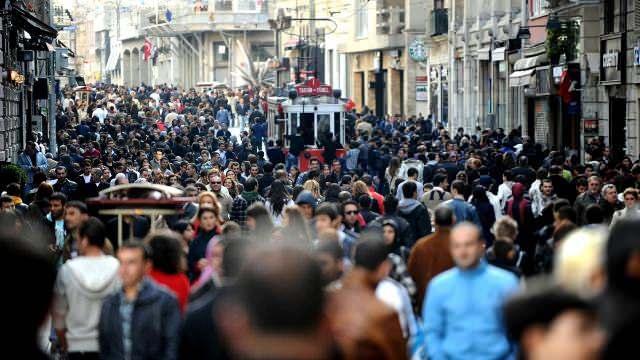 <p>TÜİK'in açıkladığı verilere göre, İstanbul'un nüfusu 15 milyon 840 bin 900 kişi oldu. Yani Türkiye nüfusunun yüzde 18,71'i megakentte yaşıyor.<br />
<br />
Ancak nüfusun 13 milyondan fazlasının kütüğü başka illere kayıtlı. Şehirde yaşayanların sadece 2 milyon 164 bin 766`sı İstanbullu.<br />
<br />
<em><strong>Megakentte, 108 bin 444 Ankaralı, 71 bin 998 İzmirli yaşıyor. Peki, İstanbul`da kütüğü farklı şehirlere kayıtlı kaç kişi ikamet ediyor? İşte il il detaylar...</strong></em></p>
