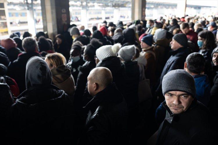 <p>Rusya'nın Ukrayna'ya askeri müdahalesinin ardından başkent Kiev'de kentten ayrılmak isteyenler tren istasyonuna akın etti.</p>

<p> </p>
