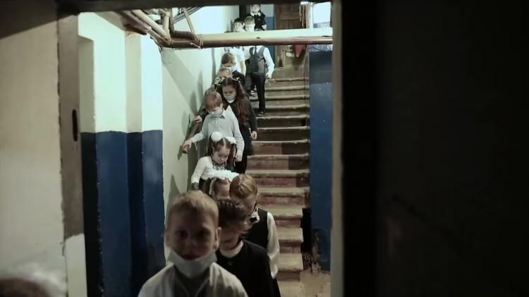 <p>Yeni saldırılar sonrası Ukraynalı çocuklar sığınaklara taşınıyor..</p>
