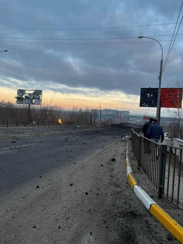 <p>Ukrayna'nın köprüyü havaya uçurarak Rus askerinin meskun mahale girişini engellemeye çalıştığı düşünülüyor. </p>

