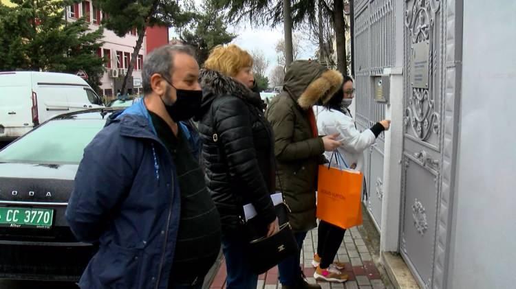 <p>Konsolosluğa gelen Ukraynalılar, ülkelerinde yaşanan durumla ilgili bilgi alıp, orada yaşayan yakınlarını Türkiye’ye getirebilmenin yollarını arıyor.</p>
