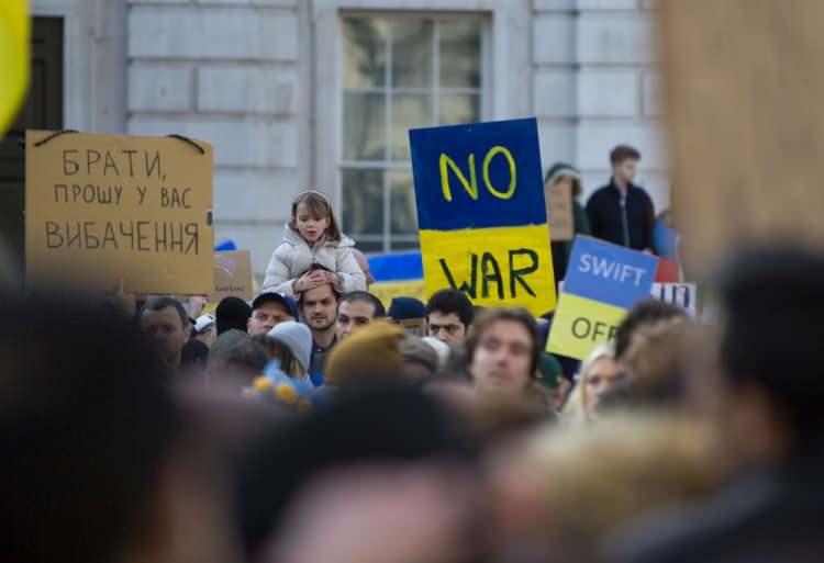 <p><strong>İNGİLTERE</strong><br />
<br />
İngiltere’nin başkenti Londra’da, Rusya'nın Ukrayna'ya saldırıları protesto edildi. Savaş karşıtları ve İngiltere’de yaşayan Ukraynalılar Başbakanlık Ofisi 10 Numara’nın önünde bir araya geldi.</p>
