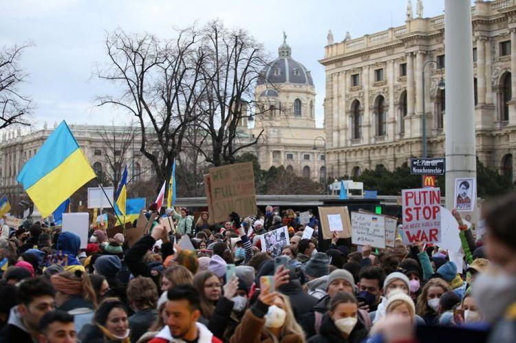 <p><strong>AVUSTURYA</strong><br />
<br />
Avusturya'nın başkenti Viyana'da çok sayıda kişi, Rusya'nın Ukrayna'ya saldırılarına karşı protesto gösterisi yaptı. Başkentin önemli meydanlarından Platz der Menschenrechte'de toplanan göstericiler Ukrayna bayraklarının yanı sıra "Ukrayna'nın yanında dur", "Putin'i durdur", "Savaşa hayır" yazılı pankartlar açtı.</p>
