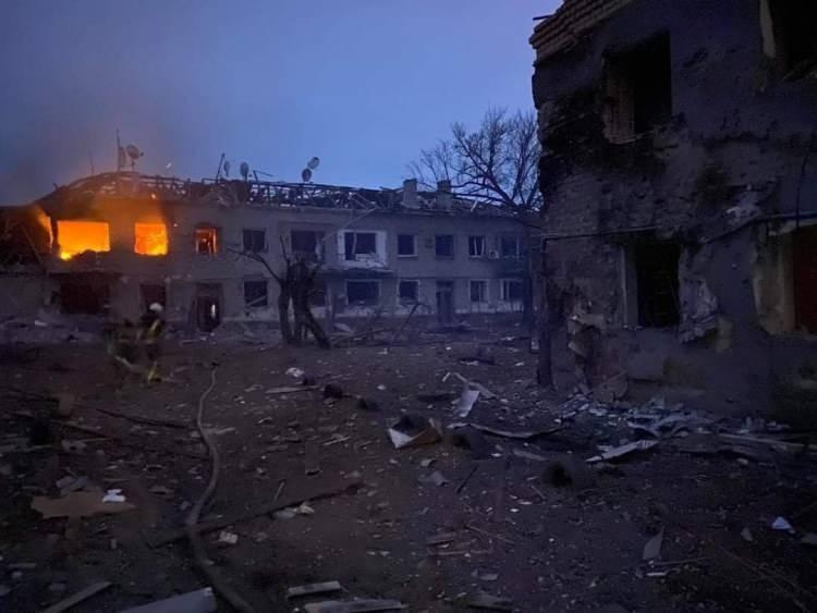 <p>Rusya’nın işgal ettiği Ukrayna’nın başkenti Kiev güne ağır bombardıman saldırılarıyla uyandı. Ukrayna İçişleri Bakanlığı ise, Rusya’ya ait bir İnsansız Hava Aracı’nın (İHA) düşürüldüğünü duyurdu.</p>
