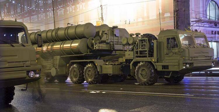 <p>Putin, bugün Savunma Bakanı Sergey Şoygu ve Genelkurmay Başkanı Valeriy Gerasimov ile yaptığı toplantıda, Rus ordusunun nükleer silahlar ve hipersonik füzeleri kapsayan caydırıcı güçlerinin özel savaş durumuna geçirilmesi emrini verdi.</p>
