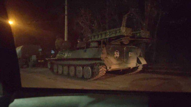 <p>Rusya Devlet Başkanı Vladimir Putin'in, Donbas'a özel askeri operasyon kararının ardından, Rus ordusuna ait tanklar ve zırhlı araçlar, Ukrayna'nın Donetsk kentinde görüntülendi.</p>
