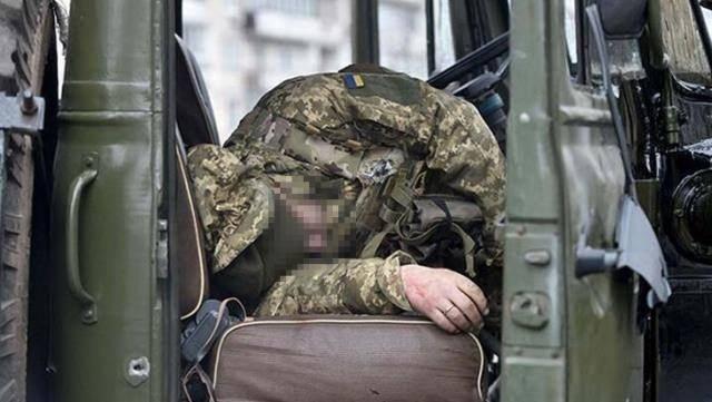 <p>Bölgeye giren kamuflajlı Rus askerleri, Ukraynalı askerler tarafından fark edilerek öldürüldü.</p>
