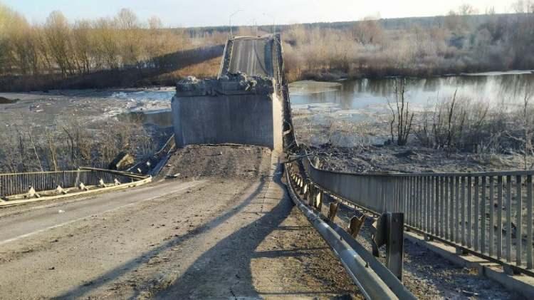 <p>Ukrayna Ordusu, Rus askeri araçlarının ilerleyişini engellemek için Seym nehri üzerinde bulunan köprüyü  havaya uçurdu</p>
